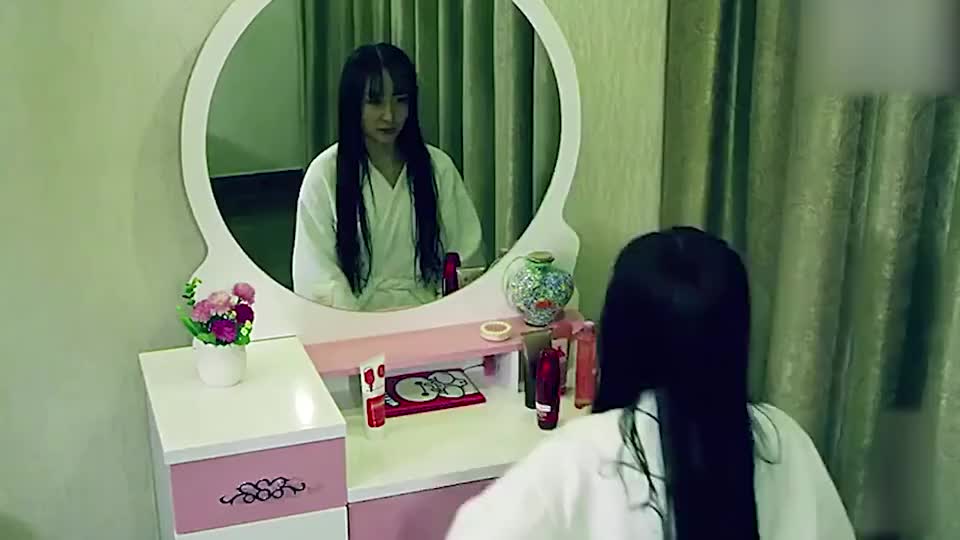 影视美女半夜梳头发起身离开后镜子里的自己却还坐在那