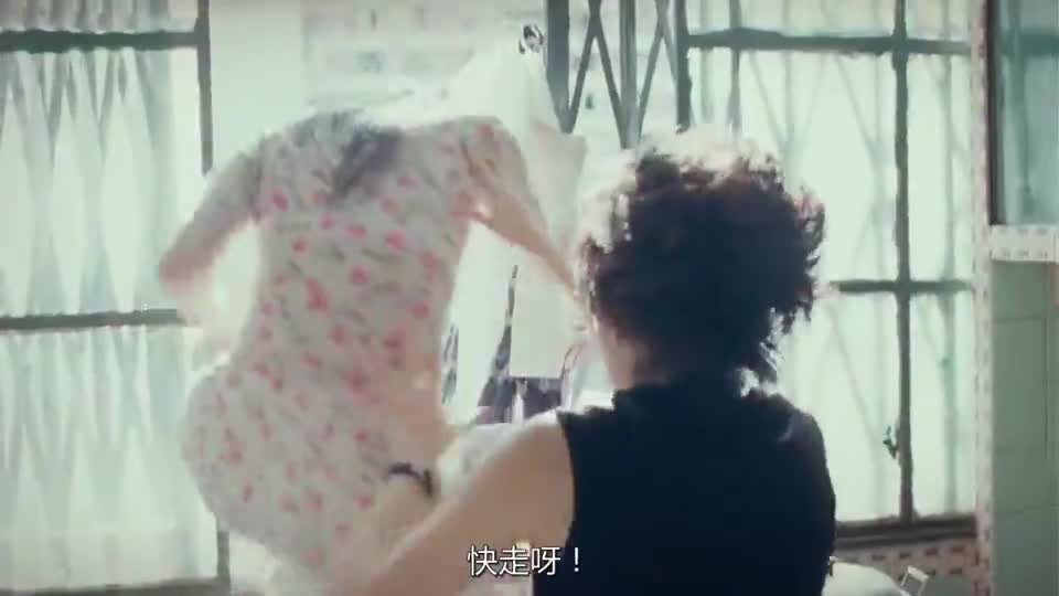 古惑仔3:洪兴派人追杀陈浩南,乌鸦前来,他和小结巴赶紧逃离