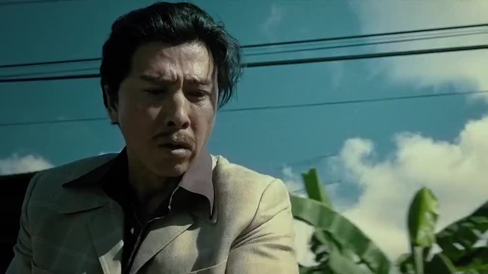 看看跛豪是怎么抽烟的