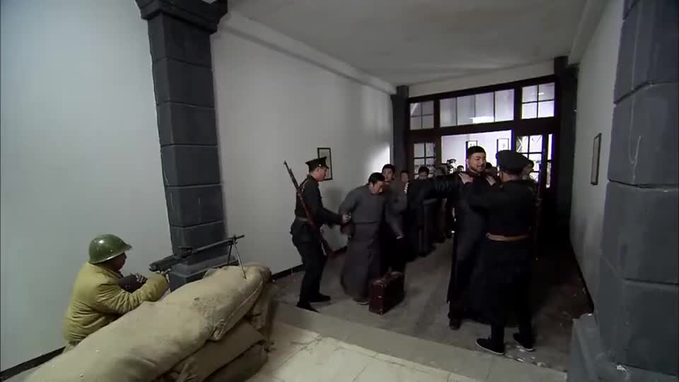 飞虎队敌人害怕飞虎队在每个火车检票口设下一挺重机枪