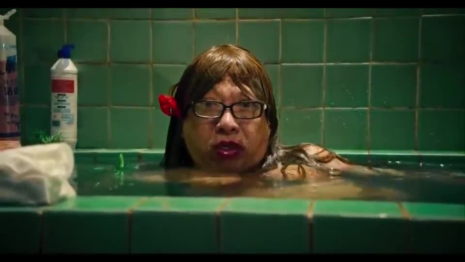 说出来都是泪馆长被生活所逼竟当起了美人鱼