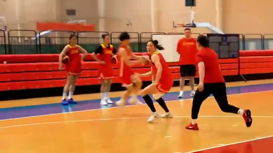 中国女篮官宣集训大名单！李梦、张子宇没入选，韩旭、李月汝领衔