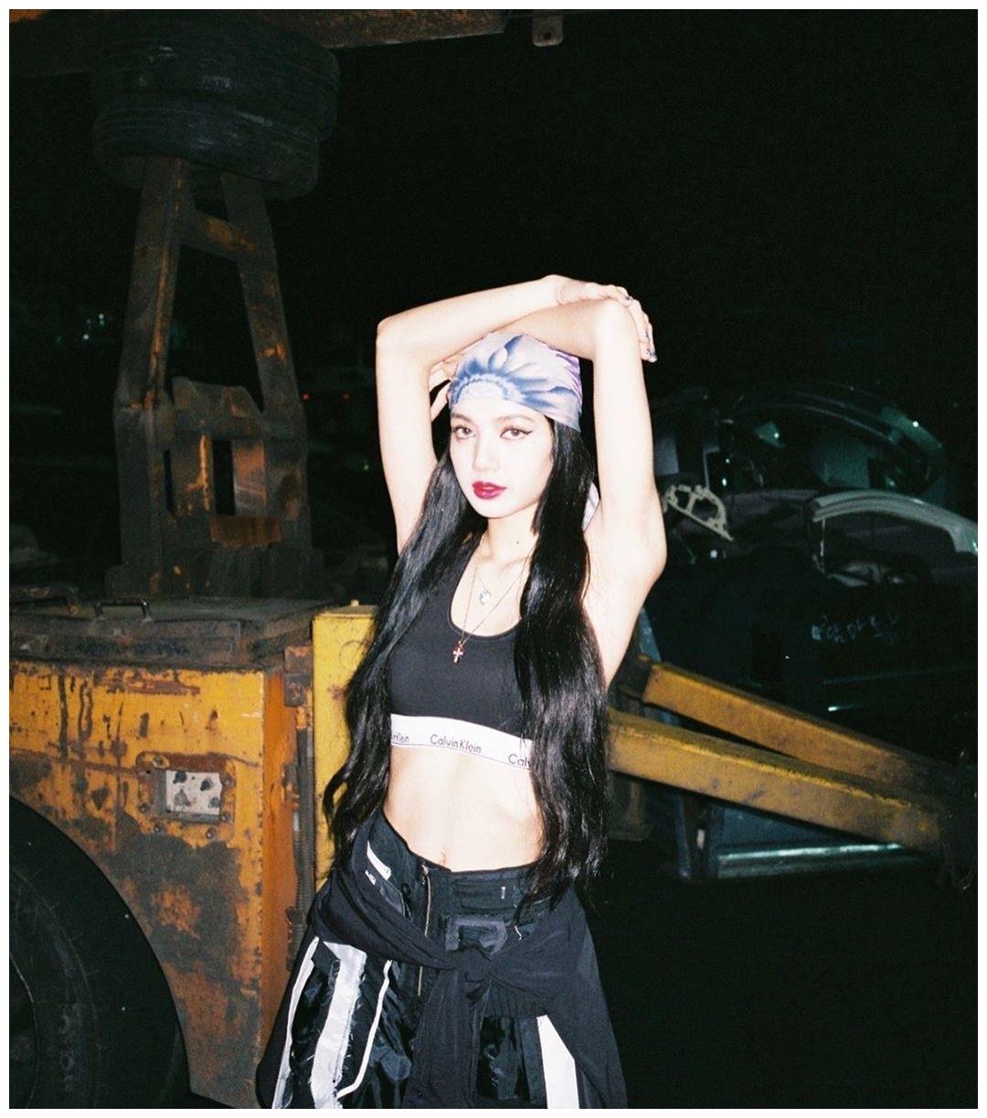 blackpink今天的舞台绝了,Jennie双马尾,jisoo蝴蝶结__财经头条