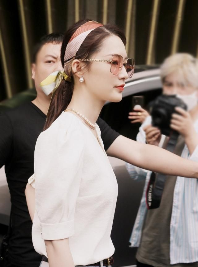 路人拍的李沁真惊艳v领衬衫短裤细腿抢镜好一个氧气美女