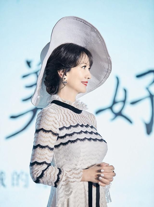 赵雅芝最新近照,蕾丝裙配大檐帽变复古女郎,67岁魅力不减当年|赵雅芝