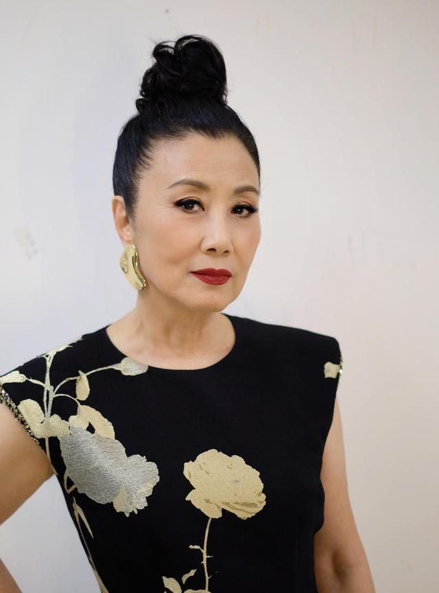 72岁汪明荃不服老斑马衣配荧光绿西装小姑娘都不敢这么穿