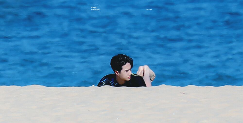 王一博:和众人开心玩闹,追着排球跑,躺在沙滩上抬起小脚脚的崽_高清