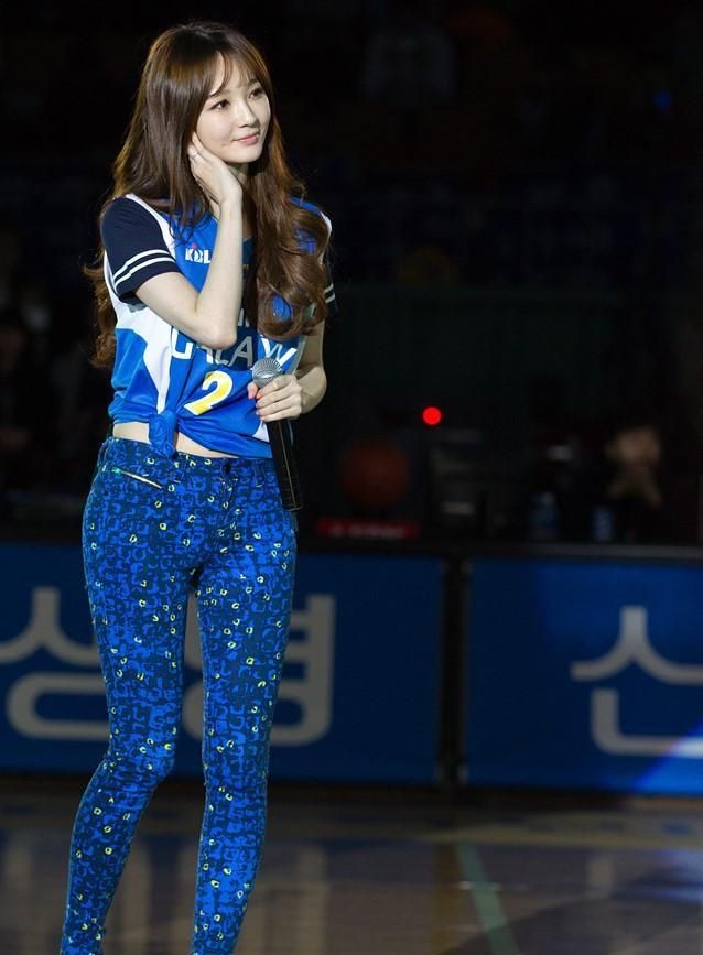 姜敏京(kangminkyung)紧身蓝色牛仔裤 是亮点