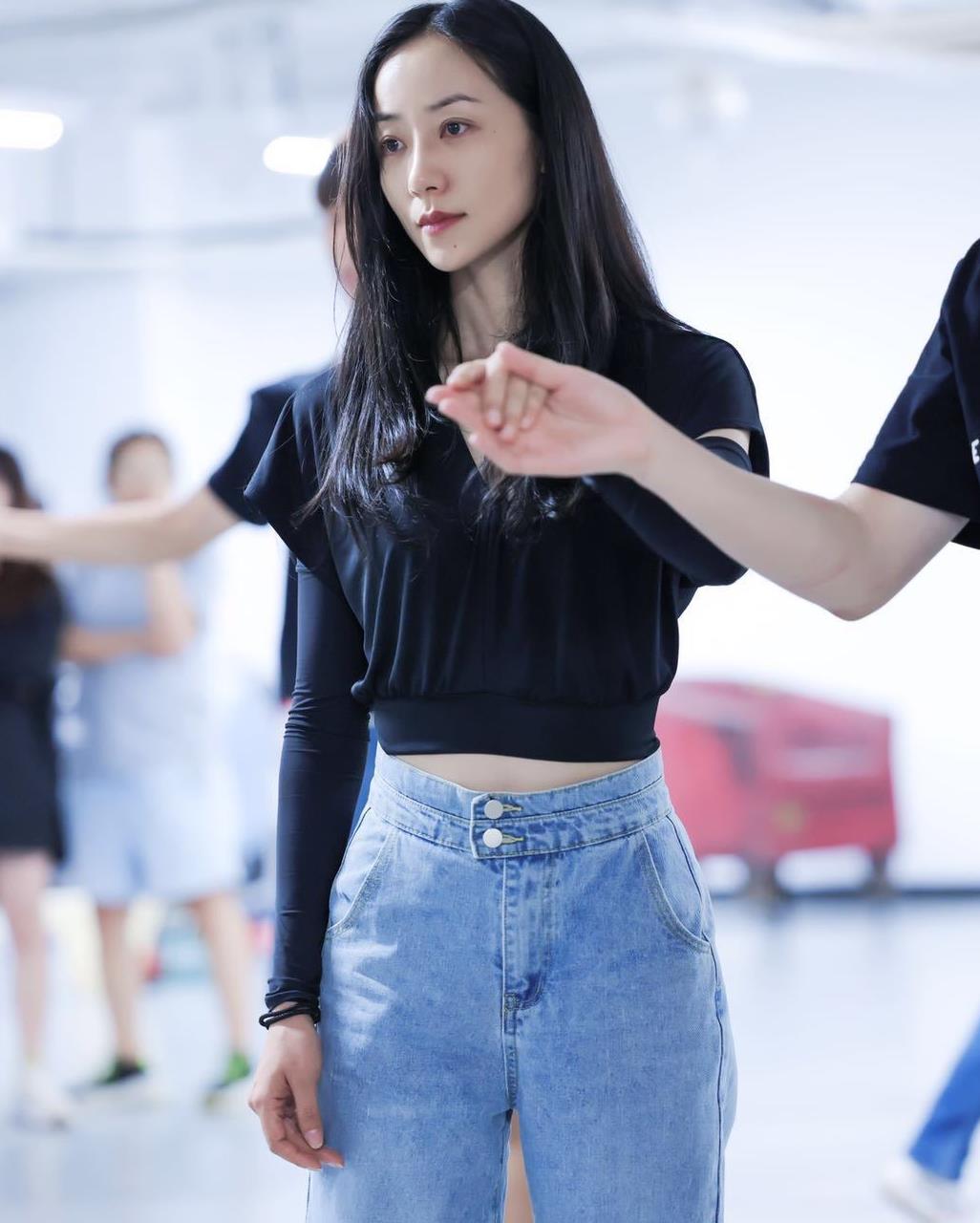 韩雪素颜也很好看再搭配上t恤牛仔裤清爽似少女