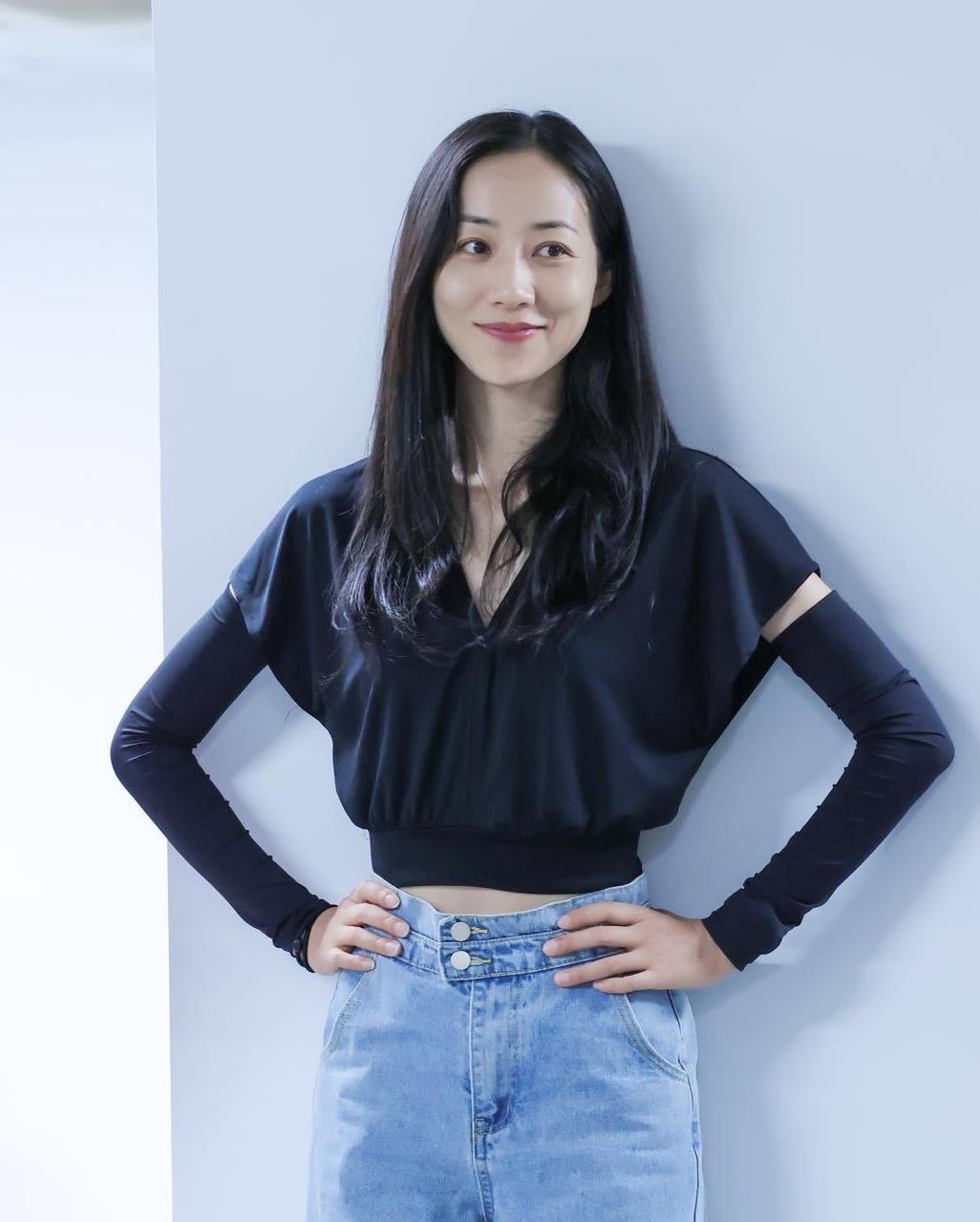 比较清爽的气息喜欢韩雪的原因也很简单,搭配的调调很nice,黑色t恤