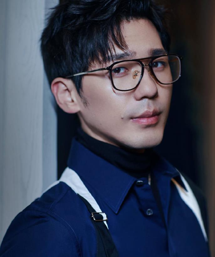 白宇身着拼接装饰衬衫,佩戴黑色框架眼镜亮相活动