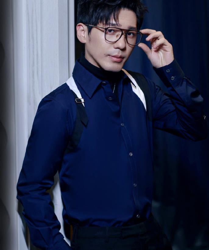 白宇身着拼接装饰衬衫,佩戴黑色框架眼镜亮相活动