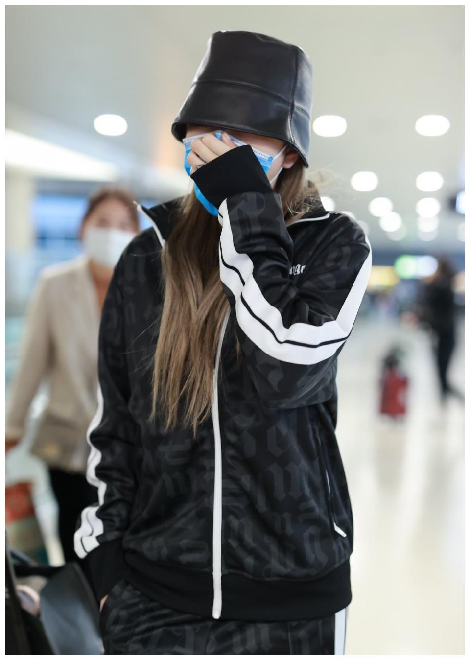 周扬青"脖子"上热搜后走机场,生图身材五五分,瘦到撑不起衣服