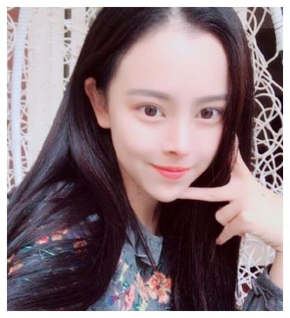 不像是女孩子的暴龙竟然也是一位女孩子出演的,她的名字就叫做姚文雪