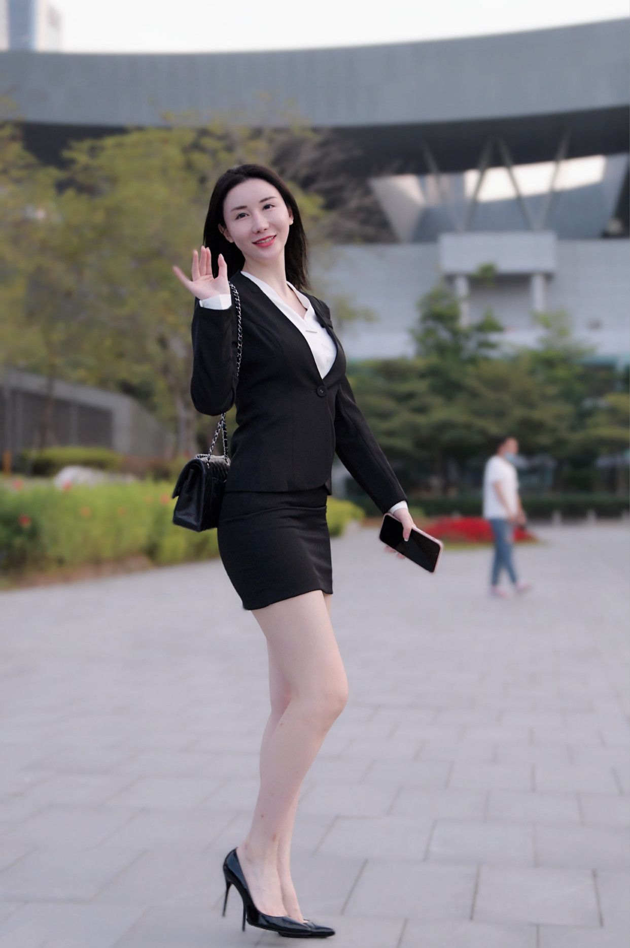 街拍:职业装,简约的装扮让时尚美女更有魅力,秒变时尚达人