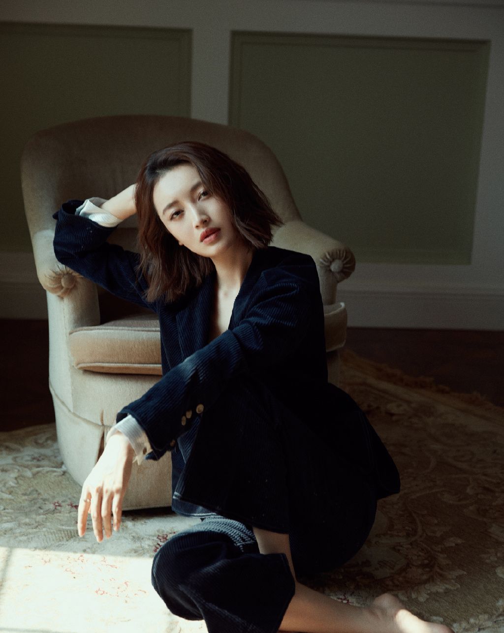 杨菲洋写真,身穿黑蓝西装,妆容精致,时尚俏丽