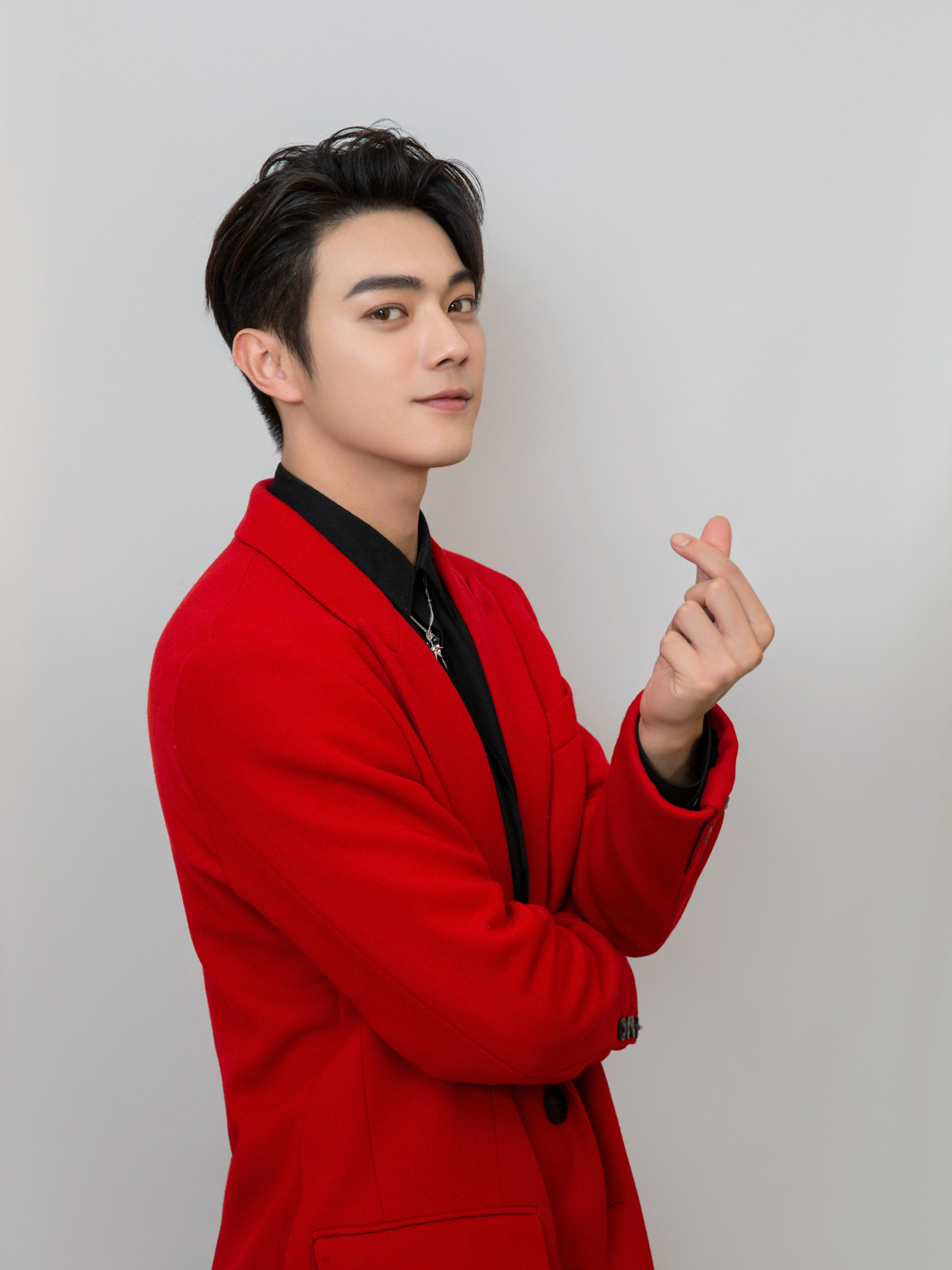 152斤许凯瘦身成功身穿红色大衣109cm腿长就是任性