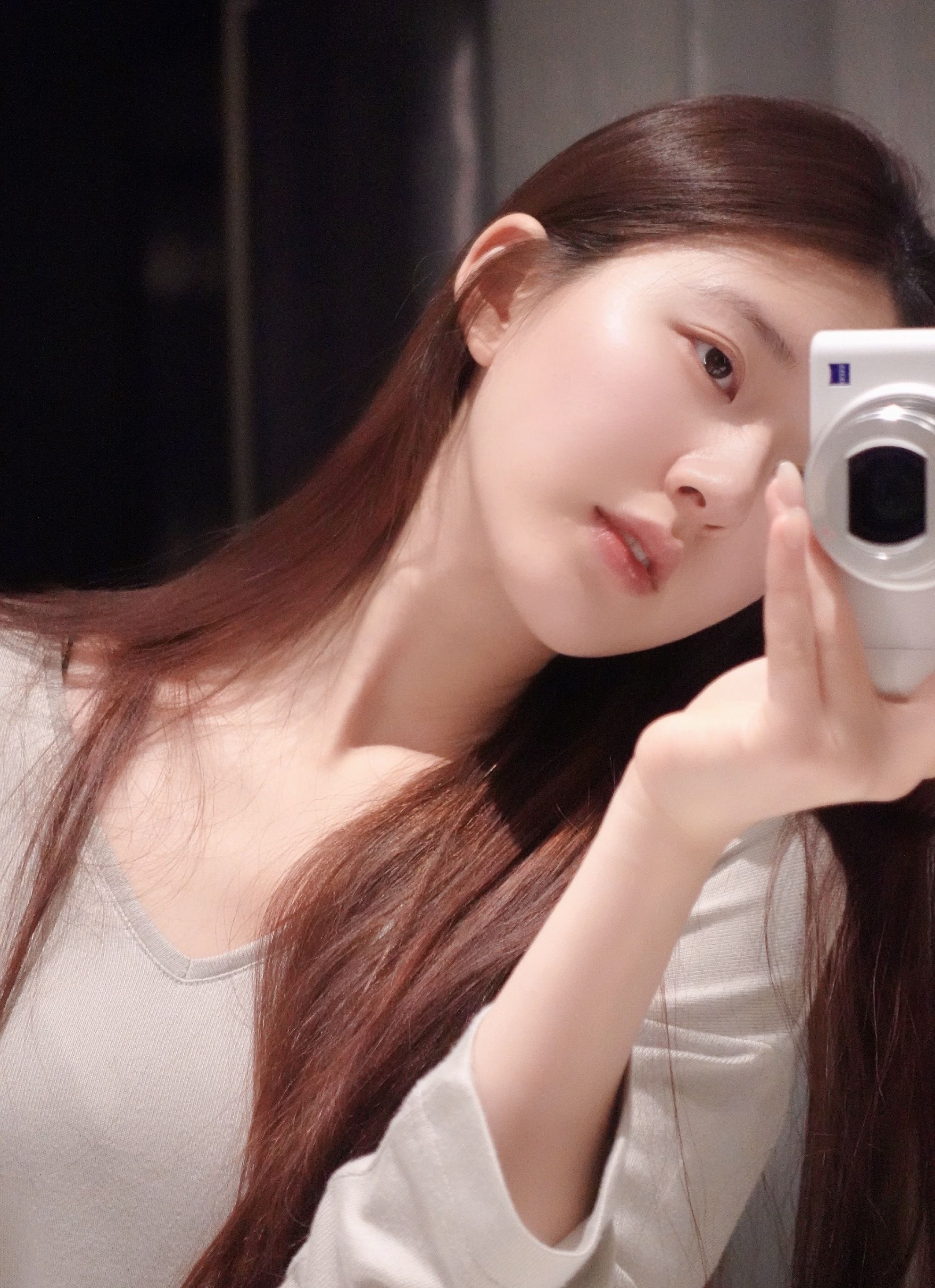 赵露思改路线了穿睡衣对镜自拍素颜模样好温柔似韩剧女主角