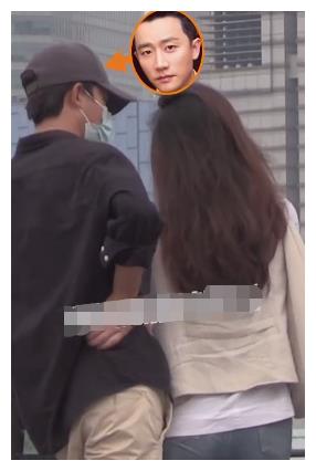 黄轩带圈外女友与欧豪倪妮聚餐牵手走路好甜蜜网友欧豪好憨