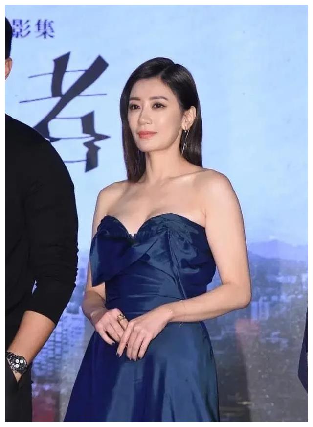 贾静雯好奔放,真空穿抹胸礼服秀撩人身材,凹凸有致太辣眼!