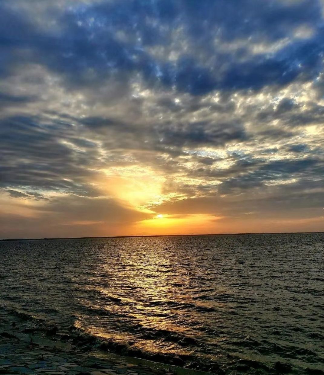 9宿鸭湖天水一色,帆船点点,波光粼粼,如诗如画的景色令游客流连忘返