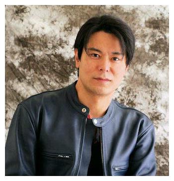 新城哲夫是guts的飞行员,也是个优秀的射击手.