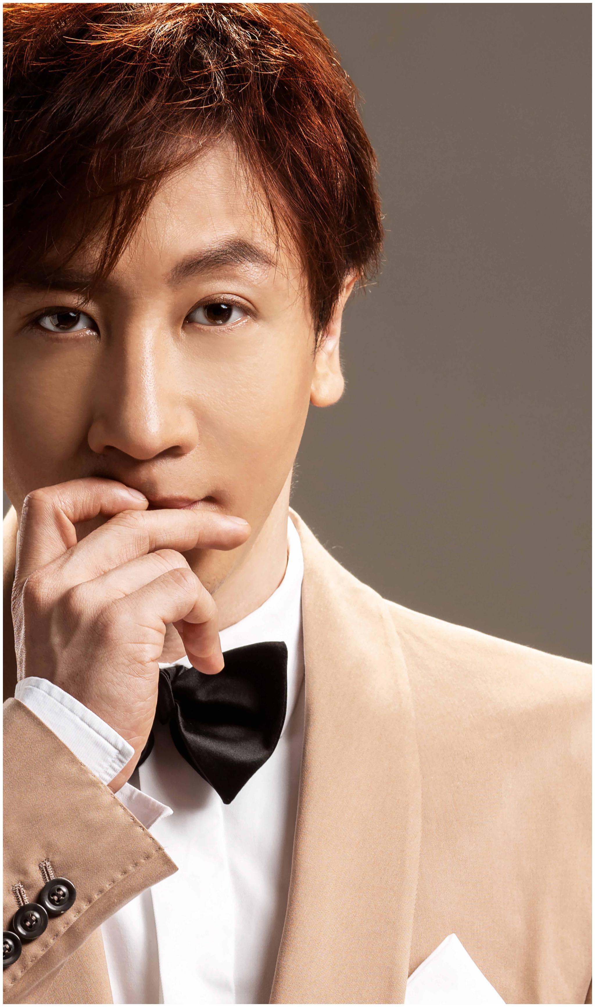 刘谦最新写真曝光西装革履尽显绅士风范