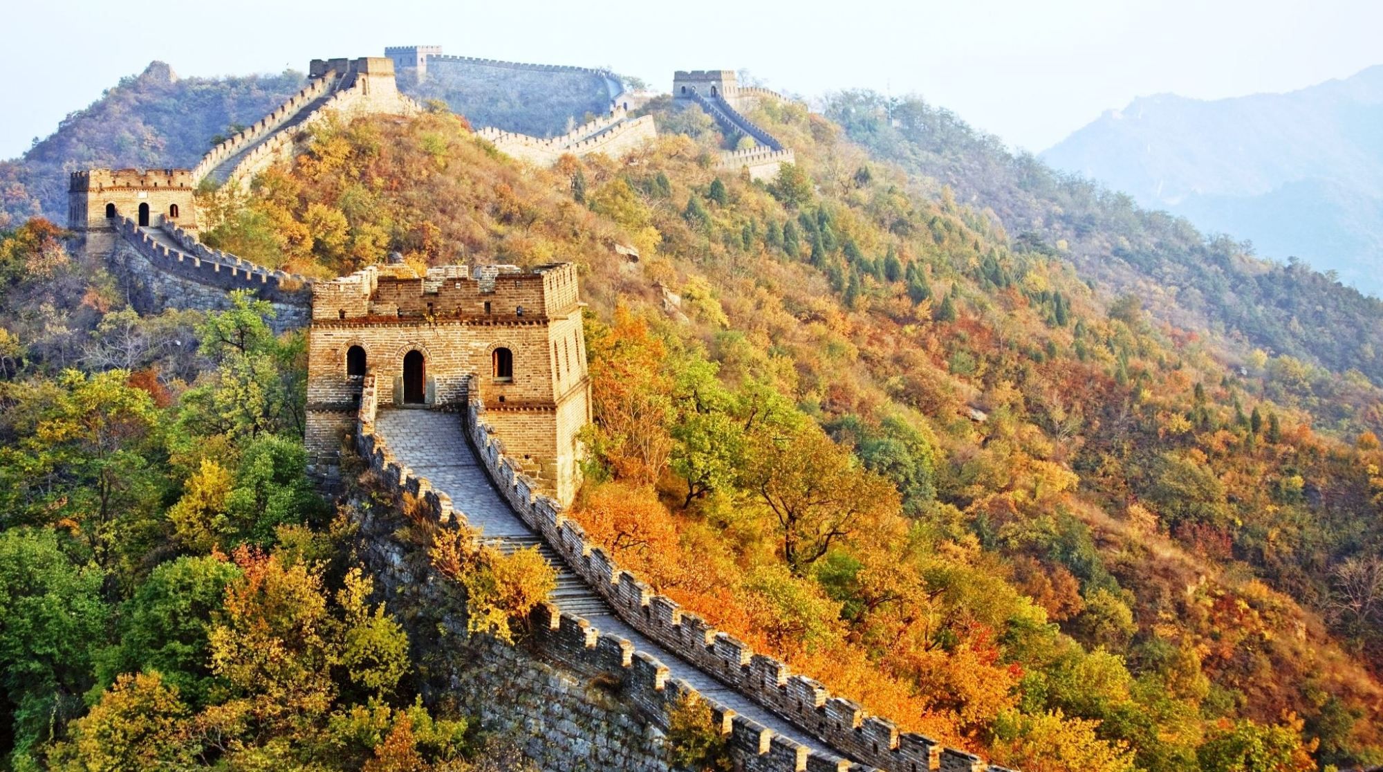 初冬的慕田峪长城雄伟壮观美景秀丽,吸引了大量游客前来参观_高清图集