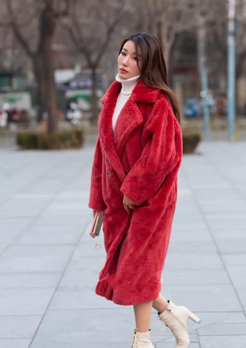 红色羊绒大衣,搭配白色马丁靴,保暖又洋气