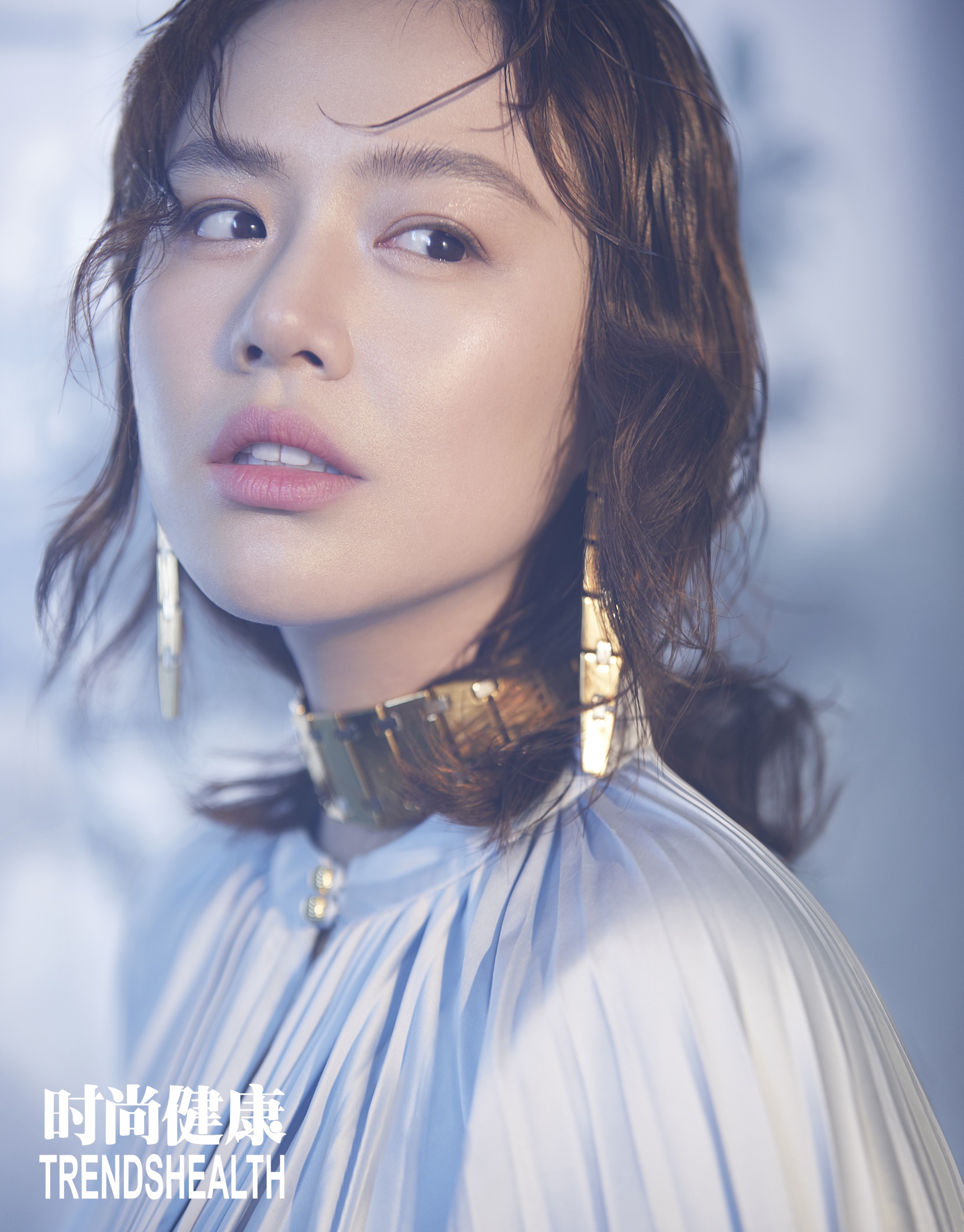 马思纯登《时尚健康》封面 春日丛林中尽显神秘之美