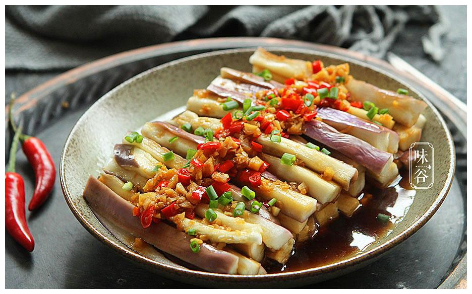 蒸茄子时别着急上锅蒸多加一步骤茄子鲜嫩不发黑更有食欲