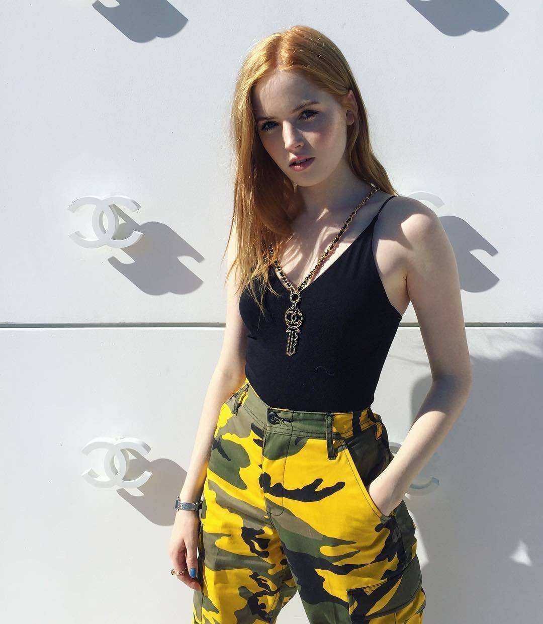 "芭比娃娃"艾丽·巴姆博,一身浅粉色穿搭,少女心十足_高清图集_新浪网