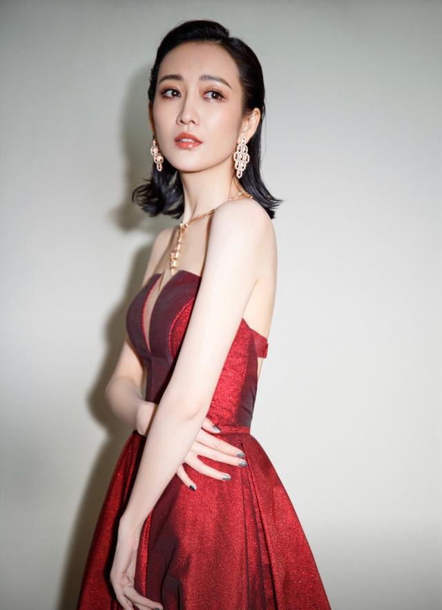 王鸥气质开挂!心型抹胸裙惊艳,难怪外号鸥美人__财经头条