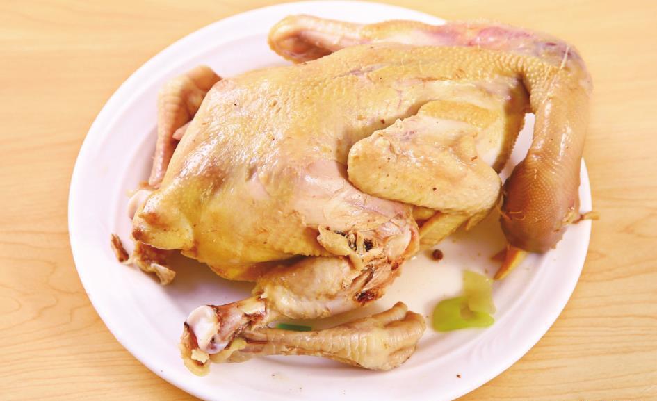 加入盐调好口味,续煮至鸡熟,出锅晾凉.