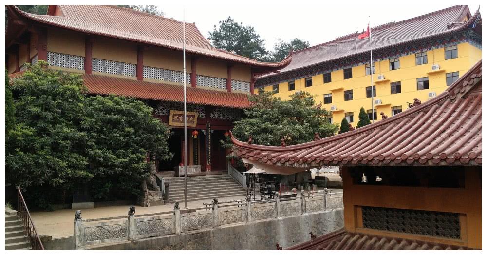 江西香火旺盛的一座寺庙,寺宇宏伟,金碧辉煌,就在南昌