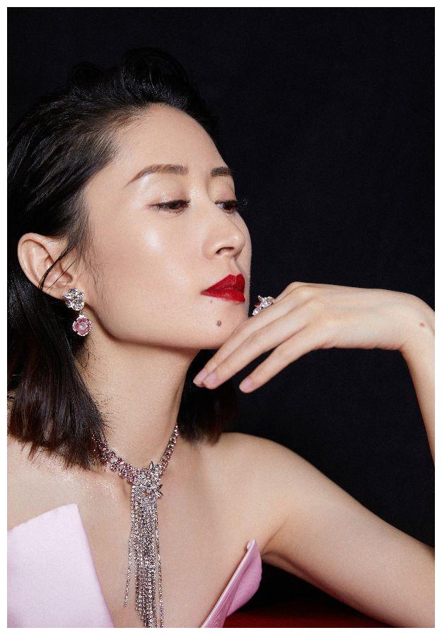 刘敏涛红唇银裙曲线玲珑气场十足演绎摩登复古