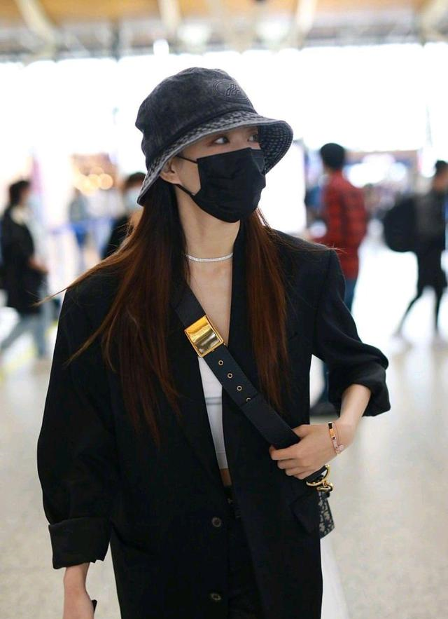 徐璐的机场造型好酷,身穿黑色西装搭配黑色牛仔裤,个性十足休闲区蓝鸢梦想 - Www.slyday.coM 徐璐的机场造型好酷,身穿黑色西装搭配黑色牛仔裤,个性十足休闲区蓝鸢梦想 - Www.slyday.coM