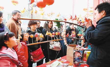 那时候糖人都是小孩子最喜欢的玩具,现在卖糖人的小贩,会糖人制作工艺