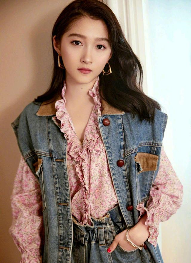 关晓彤也太厉害了,把黑白穿搭穿出了高级感,二八身材比例太优越休闲区蓝鸢梦想 - Www.slyday.coM 关晓彤也太厉害了,把黑白穿搭穿出了高级感,二八身材比例太优越休闲区蓝鸢梦想 - Www.slyday.coM