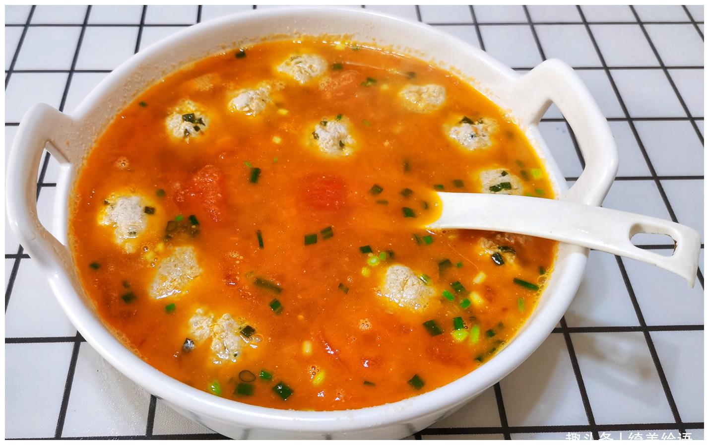 番茄丸子汤不用加淀粉,肉丸也不散且照样q弹爽滑还带着粒粒脆感