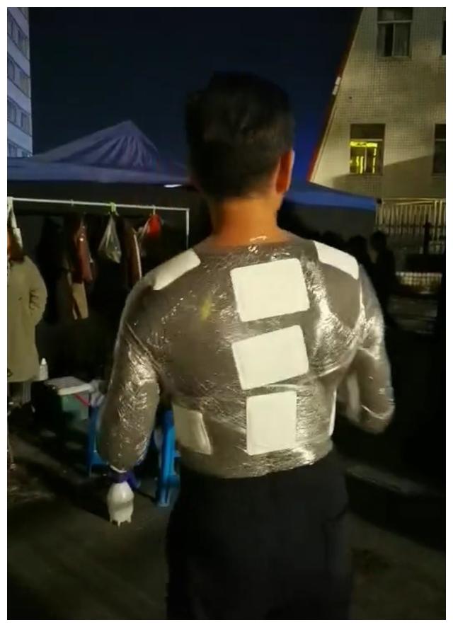 tvb男星骆达华拍下水戏,全身裹保鲜膜贴暖宝宝,冻得瑟瑟发抖