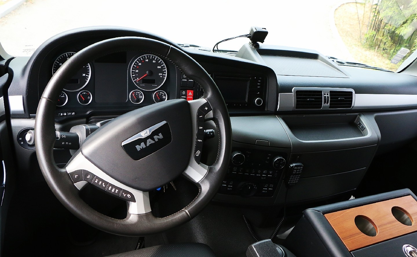 也很齐全,座椅配备液压减振水平悬挂和坐垫,驾驶途中能很好的放松身体