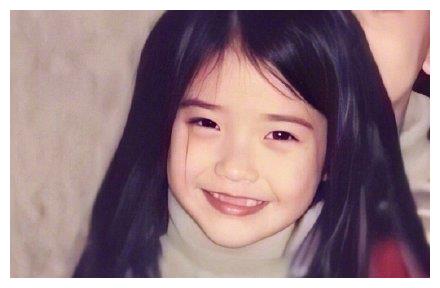 童年照富人李知恩,小时候和现在一样可爱!