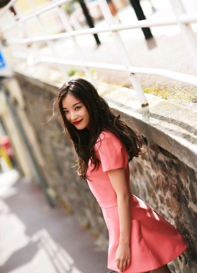 32岁倪妮大胆挑战粉装,身穿粉色连衣裙配红色靴子,轻松嫩回18岁|倪妮