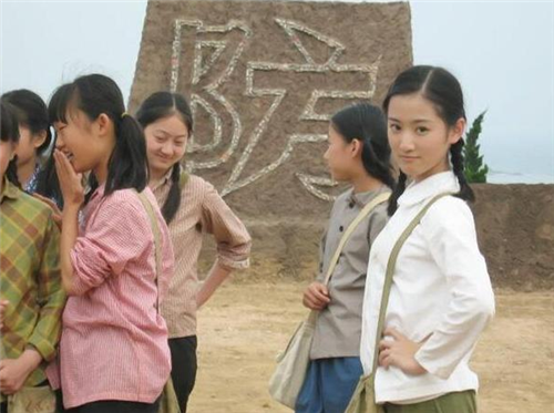 6少年时期的江亚菲扮演者是张娇娇,青少年时期的江亚菲扮演者是黄诗佳