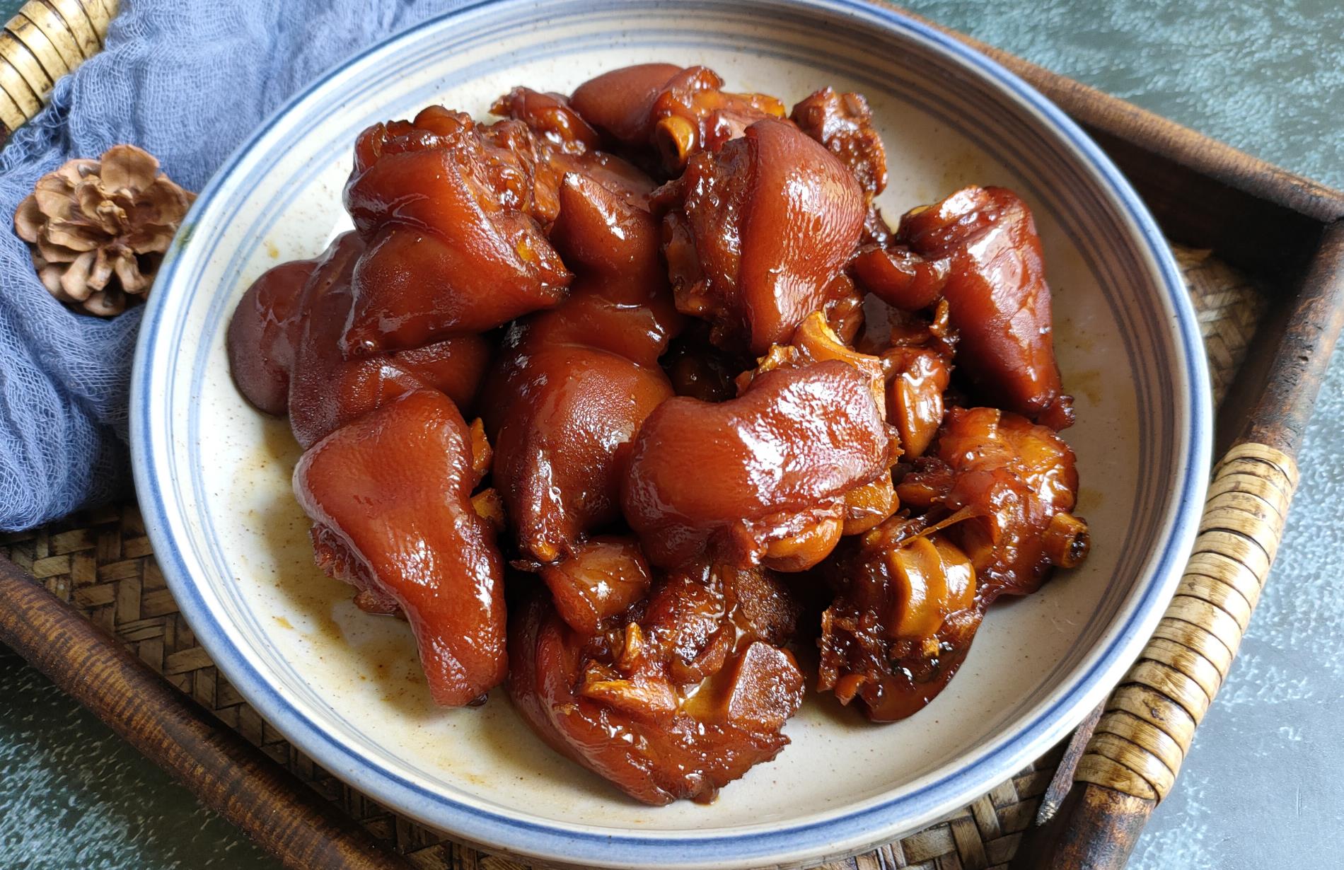 我家做红烧猪蹄从不加水加两瓶啤酒q弹软糯好吃又入味