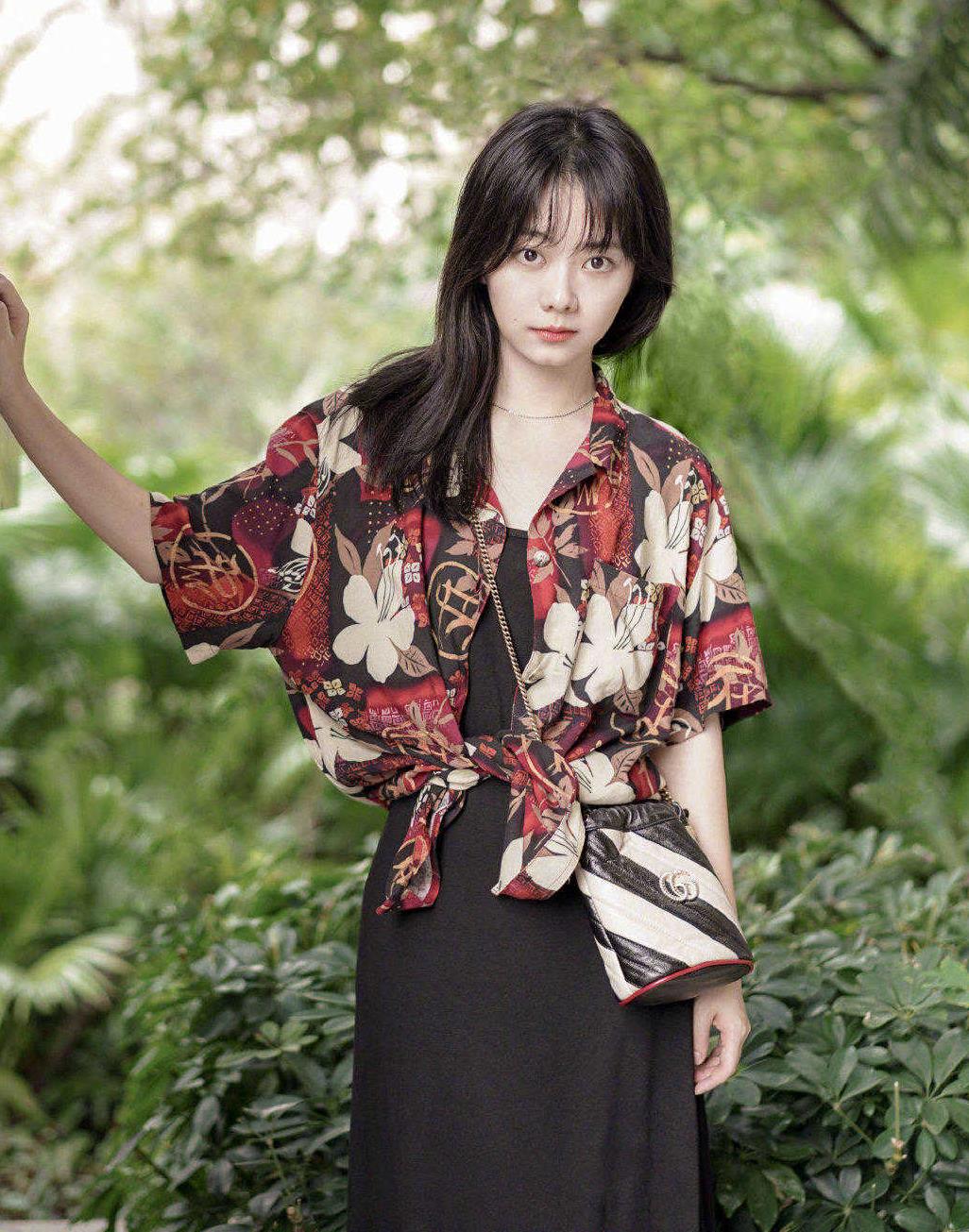 李小璐单身后越发年轻穿紫色衬衫配长款t像高中生状态太嫩了