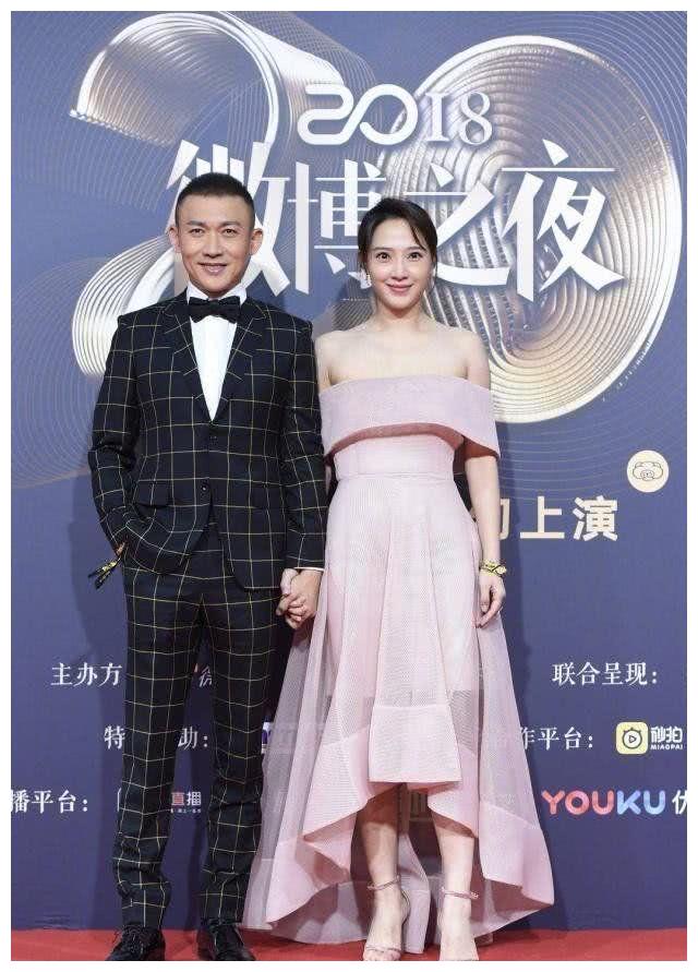 黄奕聂远20年后首同框黄奕白色衬衫难掩饱满感聂远依旧年轻
