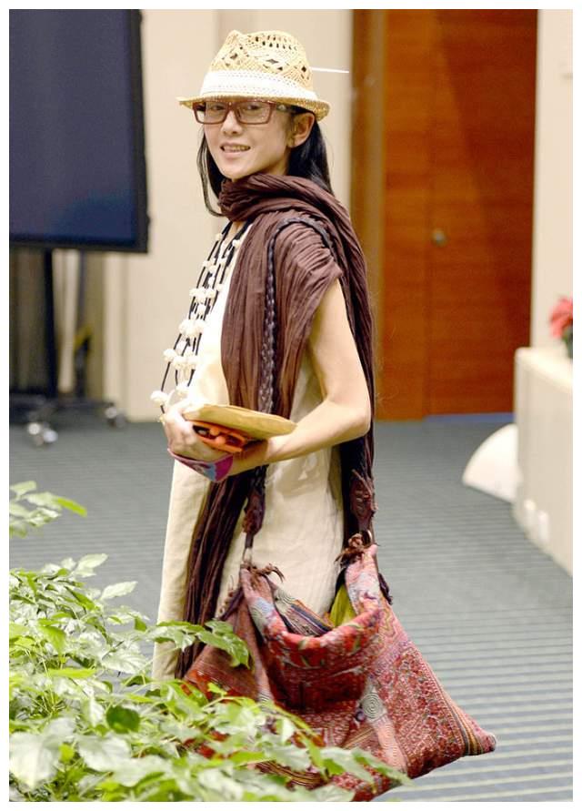 杨丽萍虽然是个艺术家,但是素颜的时候太憔悴了,有点让人心疼