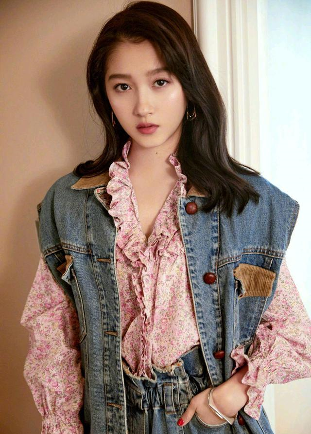 关晓彤也太厉害了,把黑白穿搭穿出了高级感,二八身材比例太优越休闲区蓝鸢梦想 - Www.slyday.coM 关晓彤也太厉害了,把黑白穿搭穿出了高级感,二八身材比例太优越休闲区蓝鸢梦想 - Www.slyday.coM